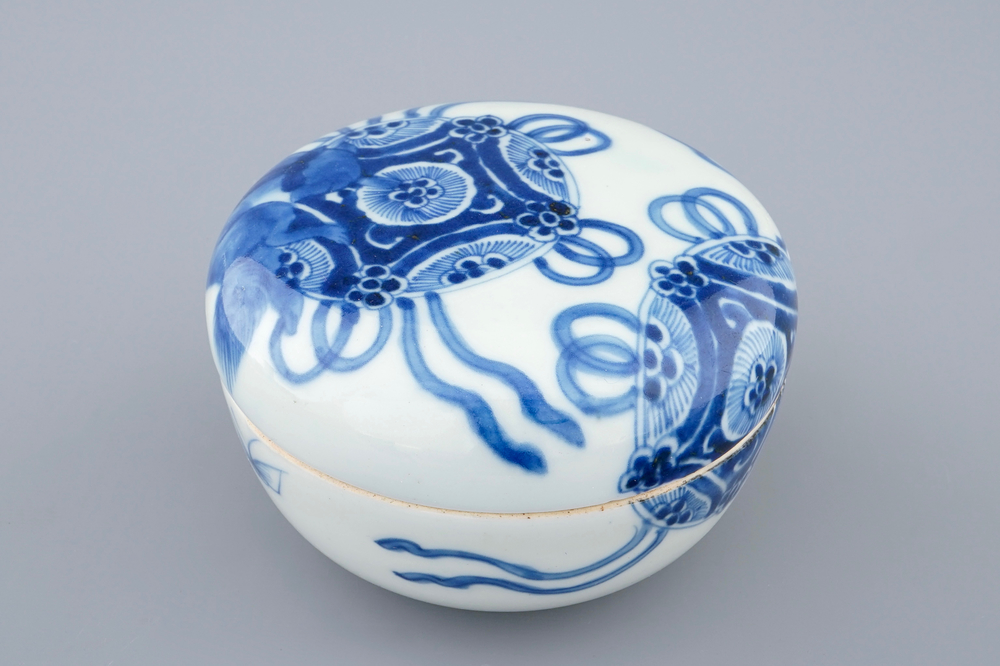 Een Chinese blauw-witte dekseldoos, Transitie periode, 1620-1683