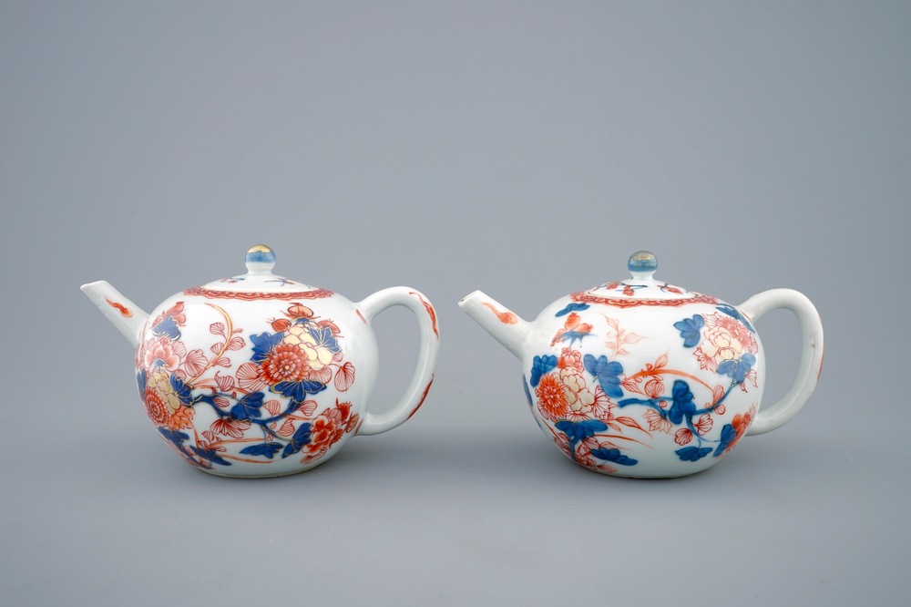 Een fraai paar Chinese Imari-stijl theepotten met deksels, Kangxi