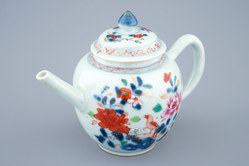 Een Chinese famille rose theepot met deksel, Qianlong