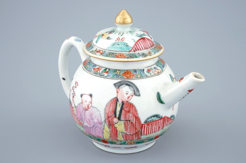 Une th&eacute;i&egrave;re et son couvercle en porcelaine blanc de Chine &agrave; d&eacute;cor peint &agrave; Londres, Kangxi