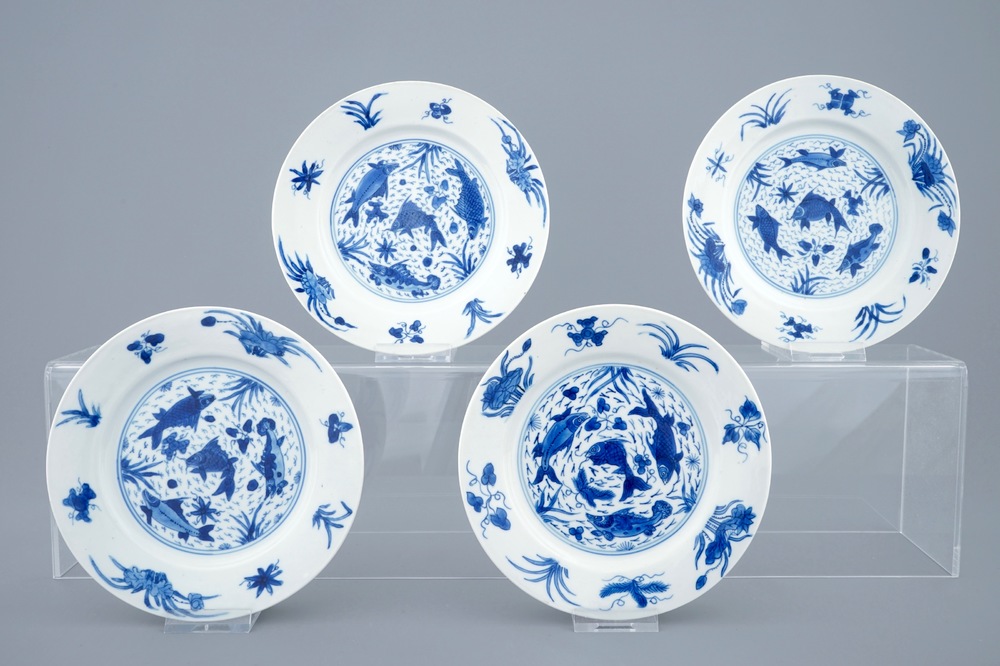 Productiecentrum Uittrekken Guinness Een set van 4 blauw-witte Chinese borden met vissen, Kangxi merk en periode  - Rob Michiels Auctions