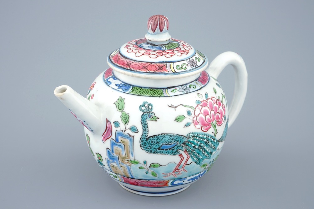 Une th&eacute;i&egrave;re et son couvercle en porcelaine de Chine famille rose d&eacute;cor&eacute; &agrave; Londres, Qianlong, 18&egrave;me