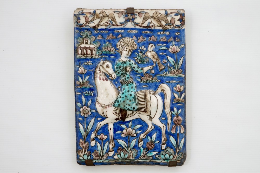 Un carreau rectangulaire au fauconnier, art qajar, Iran, 19&egrave;me