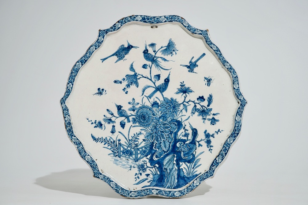 Een blauw-witte Delftse plaquette met chinoiseriedecor van vogels en bloesems, begin 18e eeuw