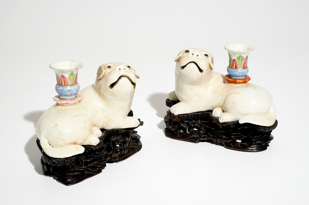 Une paire de bougeoirs en forme de chien en porcelaine de Chine famille rose, 18/19&egrave;me