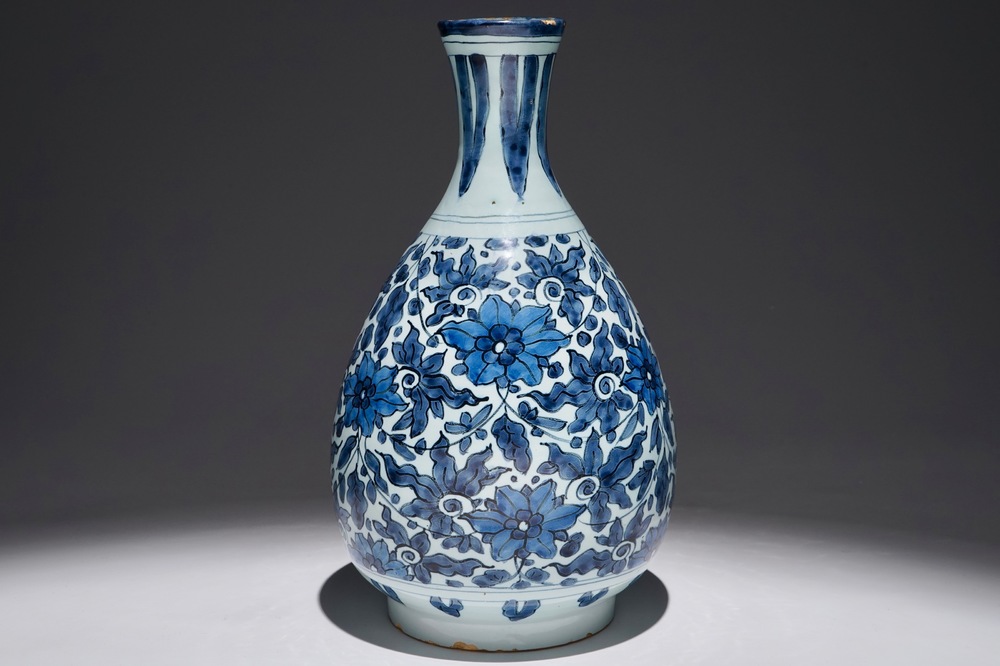 Un vase bouteille en fa&iuml;ence de Delft &agrave; d&eacute;cor de style Ming, fin du 17&egrave;me