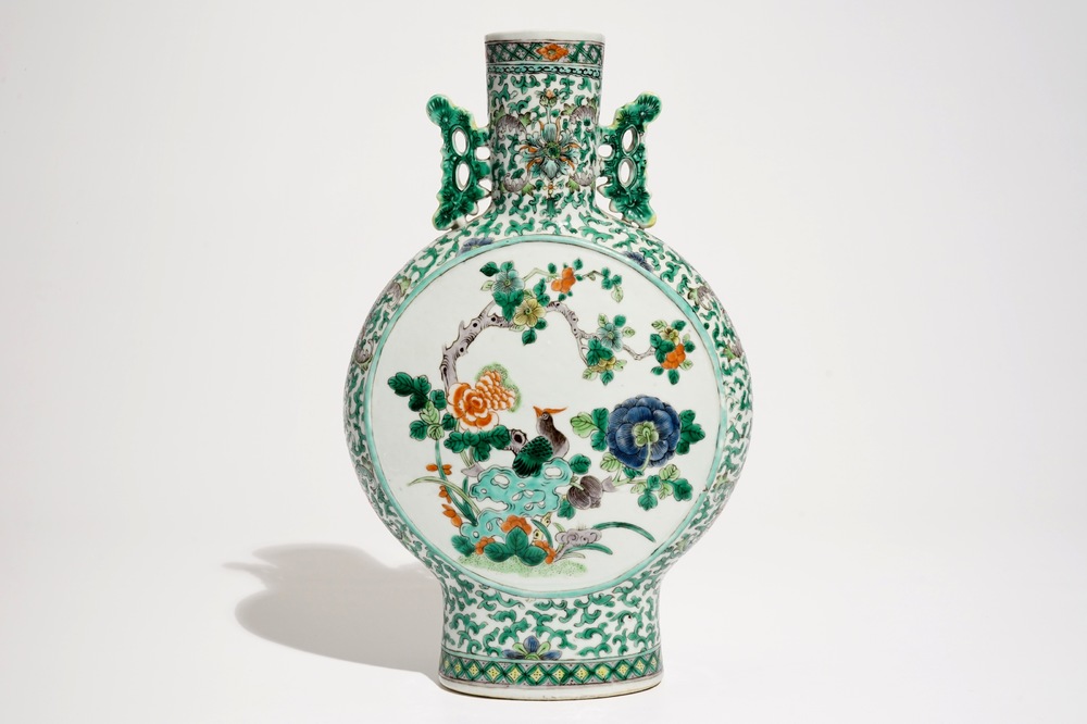 Une bouteille flasque en porcelaine de Chine famille verte, 19&egrave;me