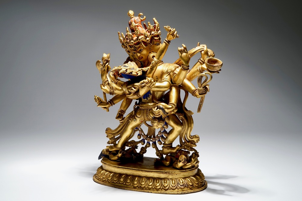 Een Sino-Tibetaanse vergulde bronzen figuur van Chakrasamvara, 17/18e eeuw