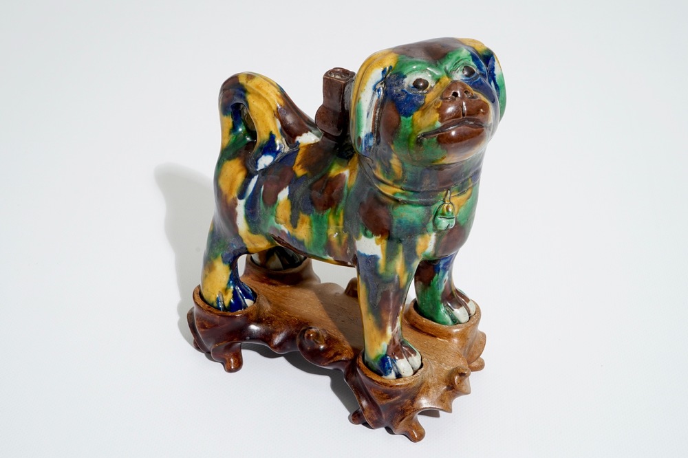 A Chinese spinach and egg glazed model of a dog on stand, 19th C.