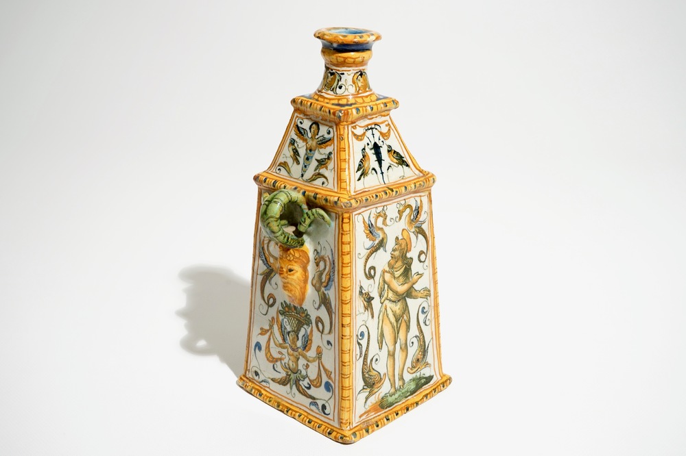 Een vierkante fles in Italiaanse majolica, Urbino, 16e eeuw