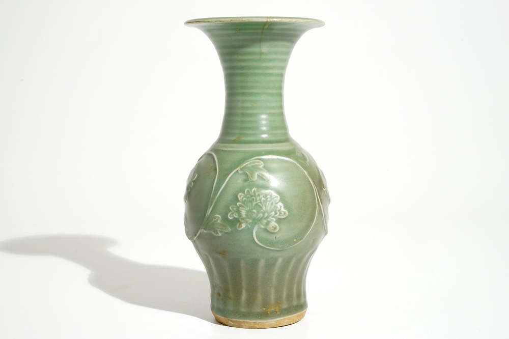 Een Chinese Longquan celadon vaas met pioenen, late Song of Ming