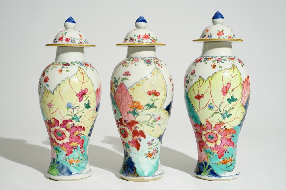 Een set van drie Chinese famille rose dekselvaasjes met decor van tabaksbladeren, Qianlong