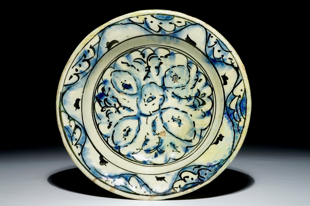 Un plat en fa&iuml;ence d'Iznik &agrave; d&eacute;cor en bleu et noir, Turquie, 17&egrave;me