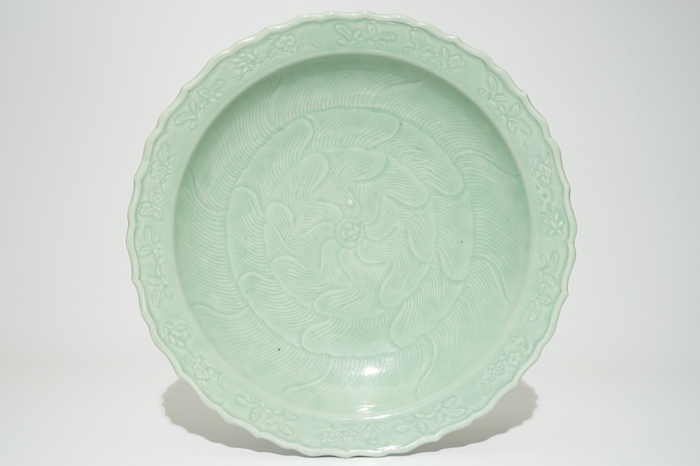 Een Chinese monochrome celadon schotel met floraal onderglazuur decor, Qianlong