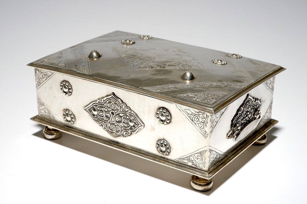 A Dutch colonial engraved silver sirih casket, Batavia, 18e eeuw