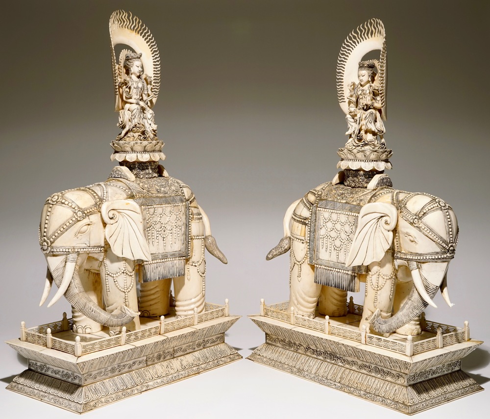 Une paire de grands groupes de Guanyin assise sur un &eacute;l&eacute;phant en ivoire sculpt&eacute;, 19&egrave;me