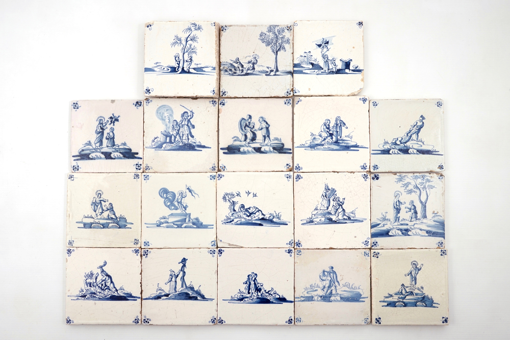 Un lot de 18 carreaux religieux en fa&iuml;ence de Delft bleu et blanc, 17/18&egrave;me