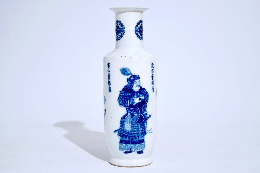 Een Chinese blauw-witte rouleau vaas met &quot;Wu Shuang Pu&quot; decor, 19/20e eeuw