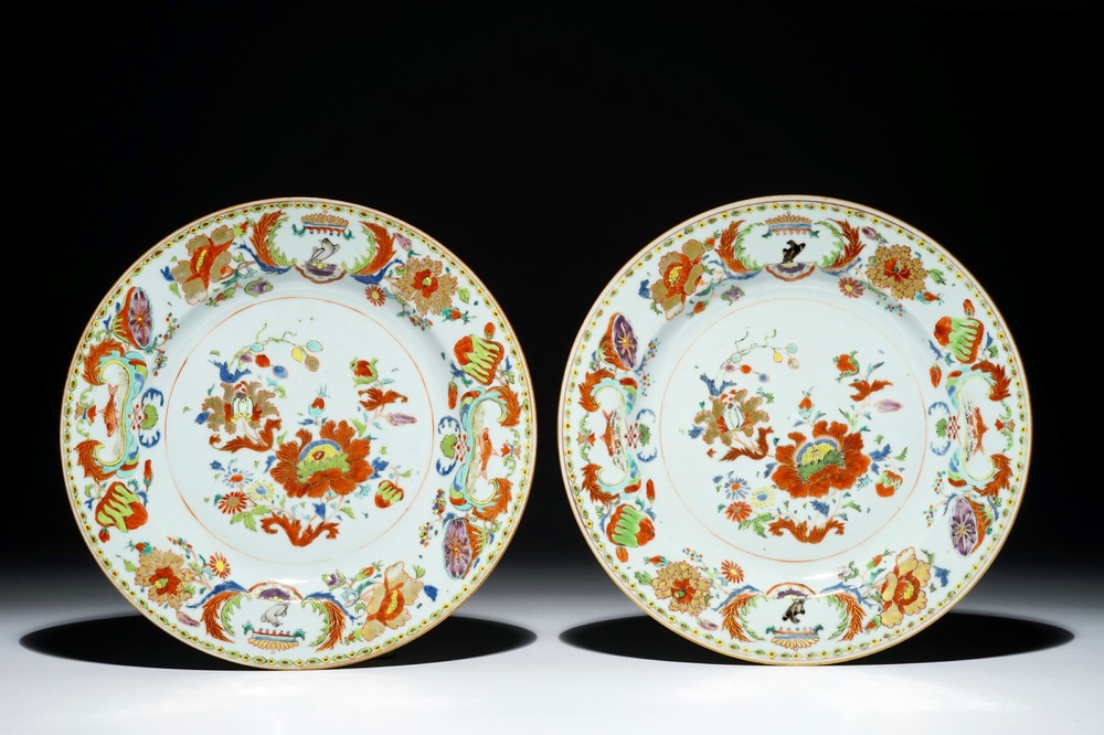 Une paire d'assiettes en porcelaine de Chine &agrave; d&eacute;cor &quot;Pompadour&quot;, vers 1745