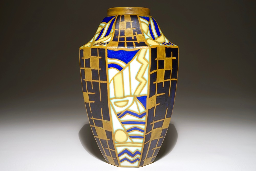 Een geometrische Art Deco vaas, Maurice Delvaux en Charles Catteau voor Boch Fr&egrave;res Keramis, gedat. 1929