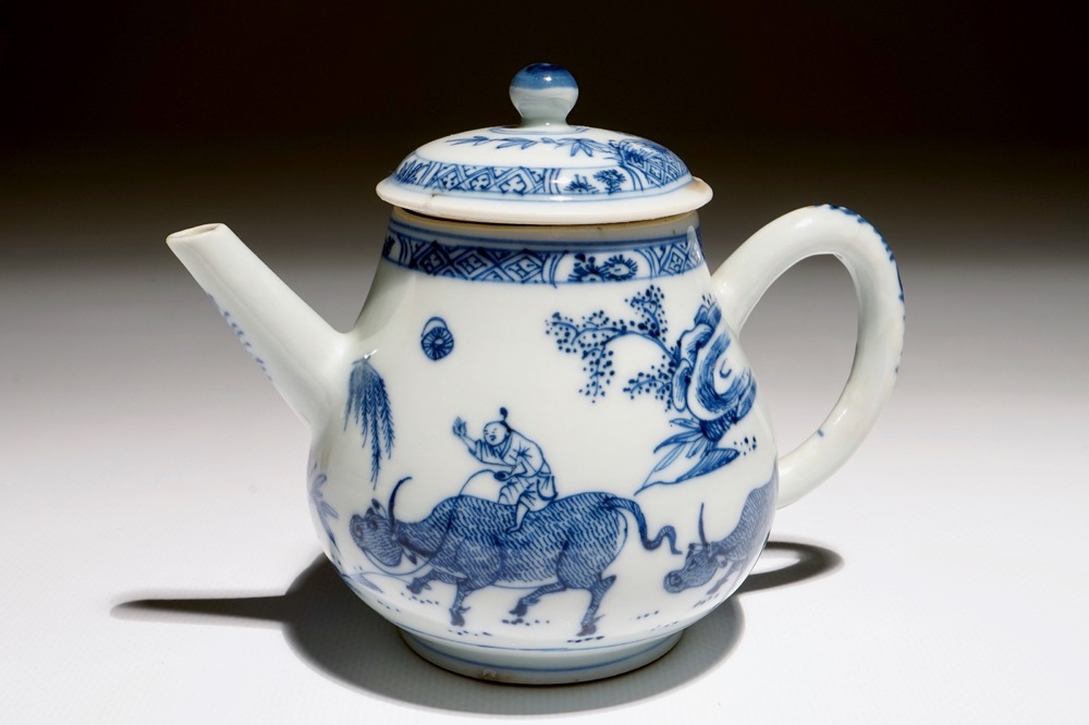 Een Chinese blauw-witte theepot met kinderen op karbouwen, Yongzheng