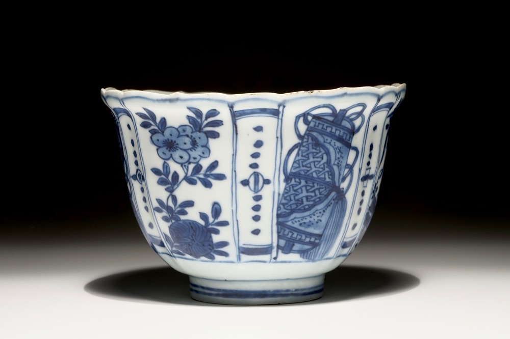 Un bol &quot;corbeaux&quot; en porcelaine de Chine bleu et blanc, Ming, Wanli