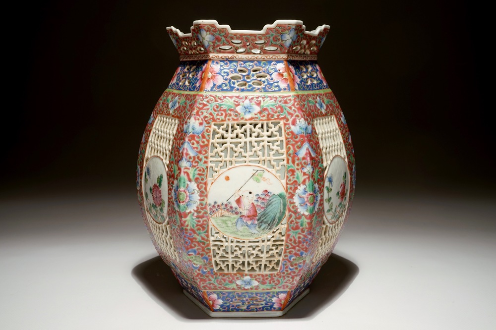 A reticulated Chinese famille rose lantern, 19/20th C.