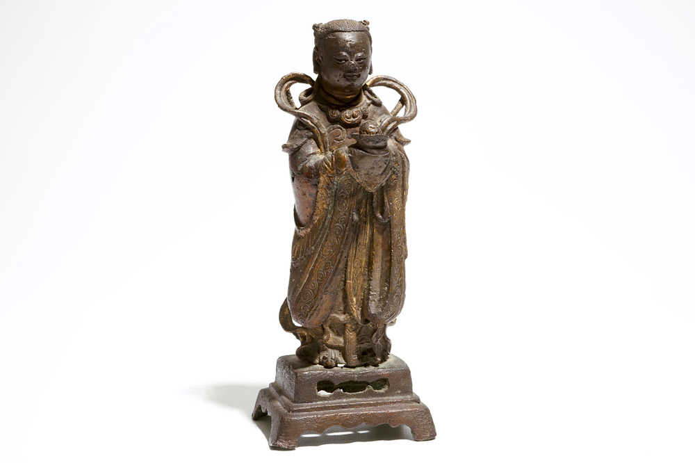 Een Chinese bronzen Shancai figuur, Ming