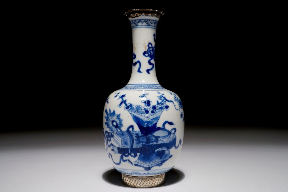 Un vase en porcelaine de Chine bleu et blanc mont&eacute; en argent, Kangxi