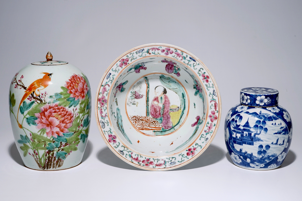 Een Chinees famille rose bassin en twee dekselpotten, 19/20e eeuw