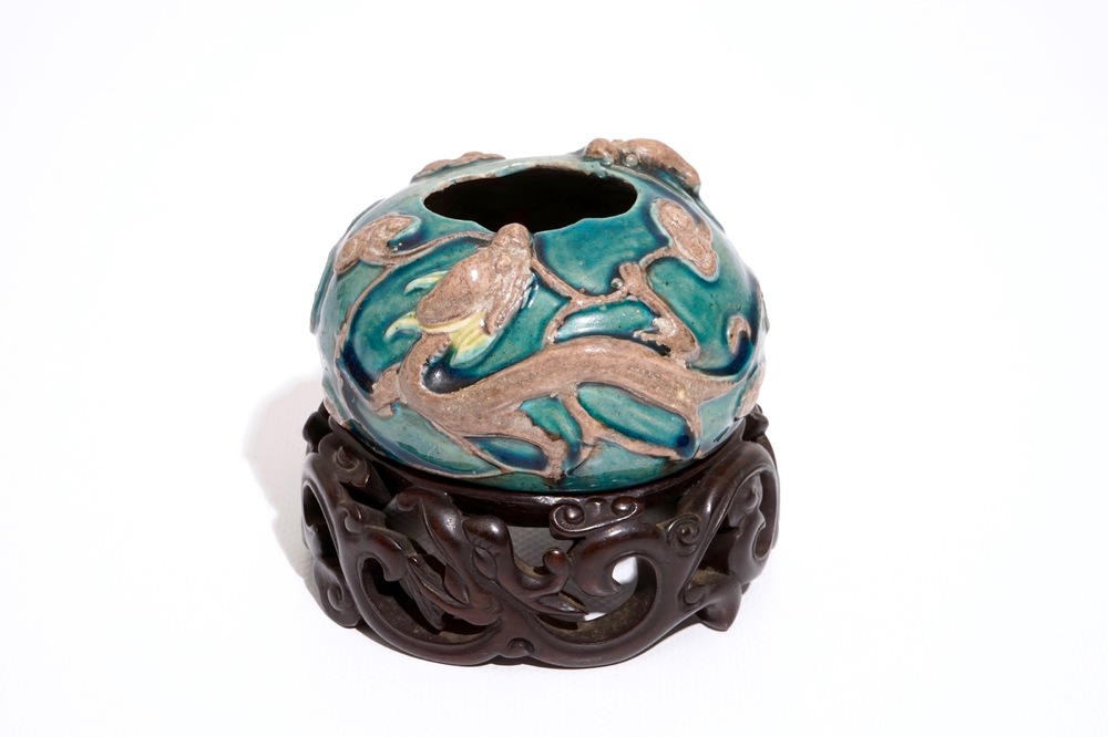 A Chinese turquoise and aubergine glazed brushwasher with applied dragons and lingzhi, 19/20th C.