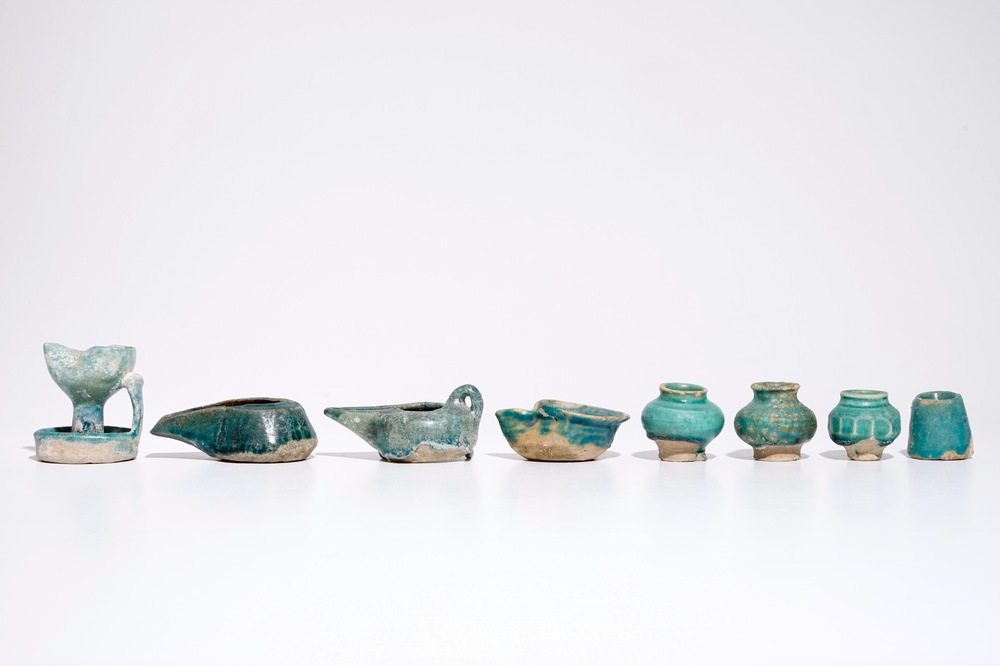 Une collection de lampes &agrave; huile et pots en c&eacute;ramique islamique turquoise, e.a. Raqqa, 13&egrave;me et apr&egrave;s