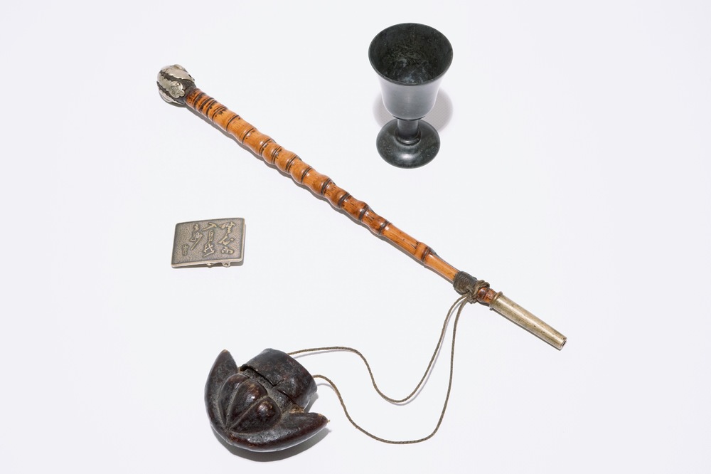 Grande et ancienne pipe à eau 'bang' en bambou entourée de fil de cuivre  rouge et joliment gravé de, Vente aux enchères : Art d'Asie