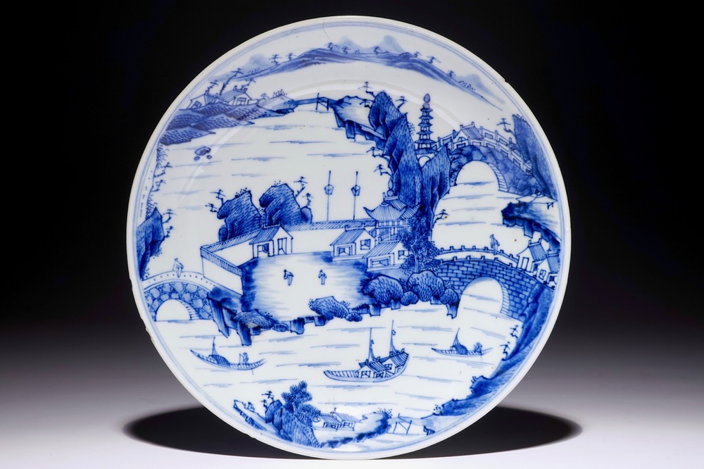 Une assiette en porcelaine de Chine bleu et blanc &agrave; d&eacute;cor de paysages, Kangxi, vers 1660
