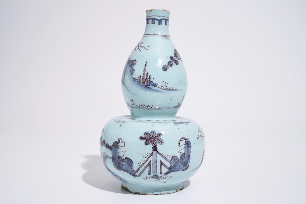 Un vase de forme double gourde en fa&iuml;ence de Delft en bleu et mangan&egrave;se, fin du 17&egrave;me