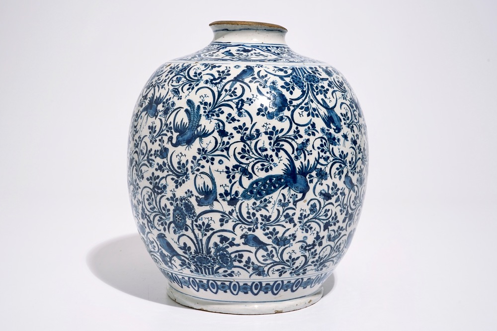 Un vase en fa&iuml;ence de Delft aux paons parmi rinceaux de fleurs, 17&egrave;me