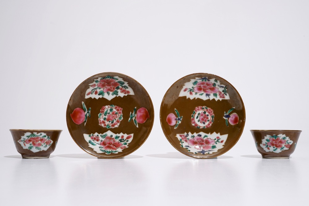 Une paire de tasses et soucoupes en porcelaine de Chine famille rose sur fond capucin, Qianlong