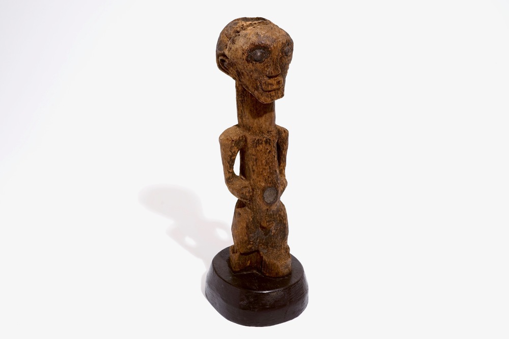 Une f&eacute;tiche Songye en bois sculpt&eacute; sur socle en bois, R.D. Congo, 1&egrave;re moti&eacute; du 20&egrave;me