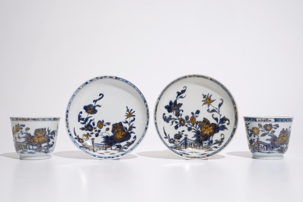 Een paar Chinese blauw-witte en vergulde koppen en schotels, Qianlong