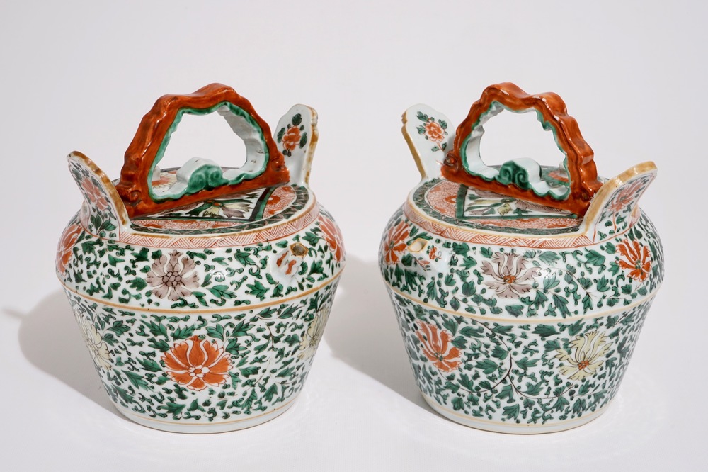 Une paire de pots &agrave; chaux en porcelaine de Chine famille verte, poss. pour le march&eacute; vietnamien, Kangxi