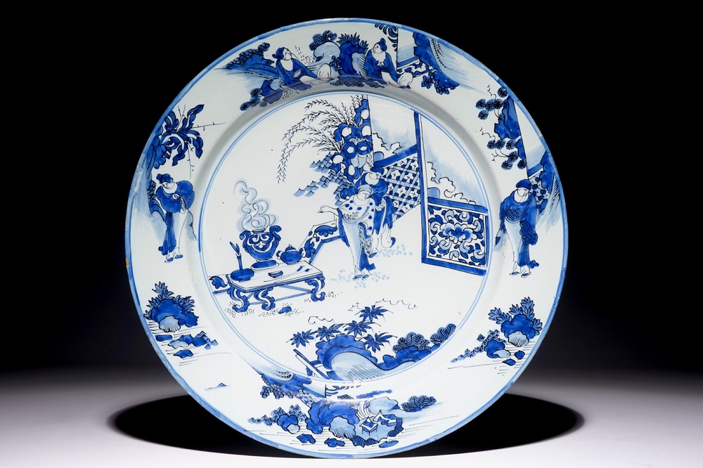 Een grote blauw-witte Delftse schotel met chinoiseriedecor, eind 17e eeuw