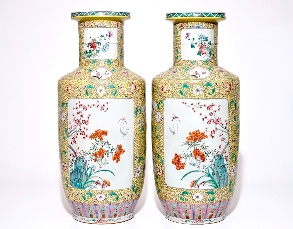 Une paire de grands vases rouleau en porcelaine de Chine famille rose sur fond jaune, 19/20&egrave;me