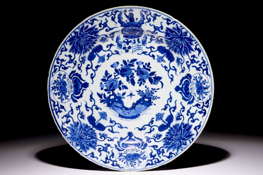 Een blauw-witte Chinese schotel voor de Nederlandse markt met het wapen van Pelgrom, Kangxi