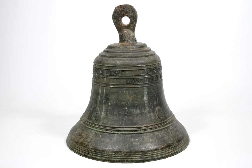 Une &eacute;norme cloche d'&eacute;glise en bronze, dat&eacute;e 1623 et avec une inscription, France