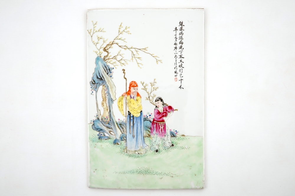 Une plaque en porcelaine de Chine famille rose avec une sc&egrave;ne de jardin, 19/20&egrave;me