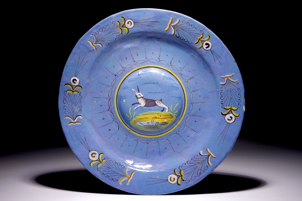 A Haarlem maiolica berretino dish with a hare, early 17th C.