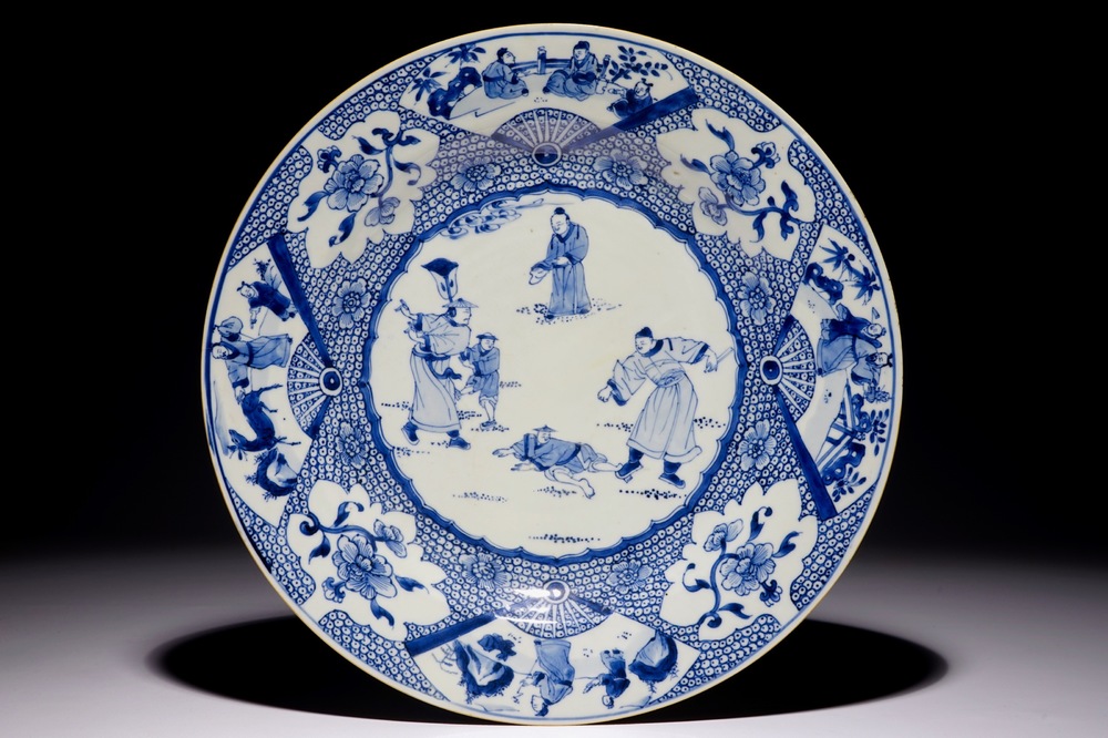 Un plat en porcelaine de Chine bleu et blanc &agrave; d&eacute;cor d'une punition, Yongzheng/Qianlong