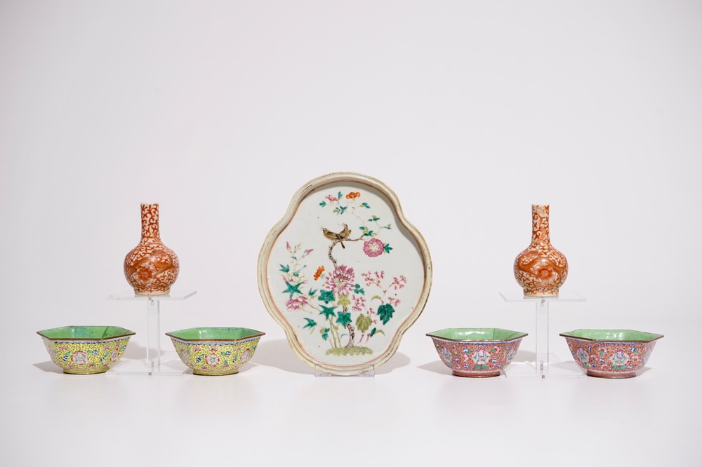 Un plat en porcelaine de Chine famille rose, une paire de vases aux dragons et quatre bols en &eacute;mail de Canton, 19/20&egrave;me