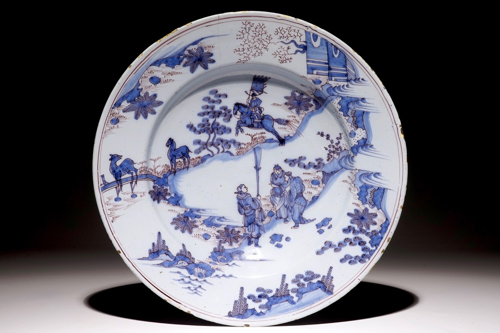 Een grote Delftse chinoiserie schotel in blauw, wit en mangaan, 17e eeuw