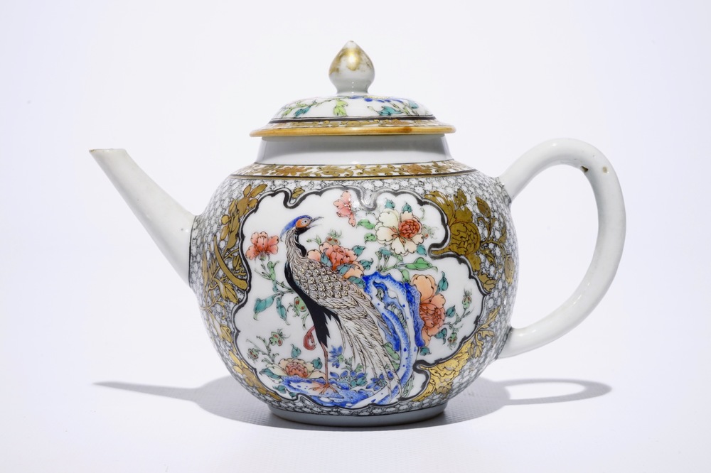 Une th&eacute;i&egrave;re et son couvercle en porcelaine de Chine famille rose et grisaille &agrave; d&eacute;cor d'un faisan, Yongzheng